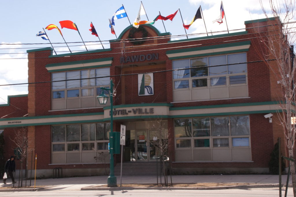 Hôtel de ville de Rawdon avec 11 drapeaux en 2013